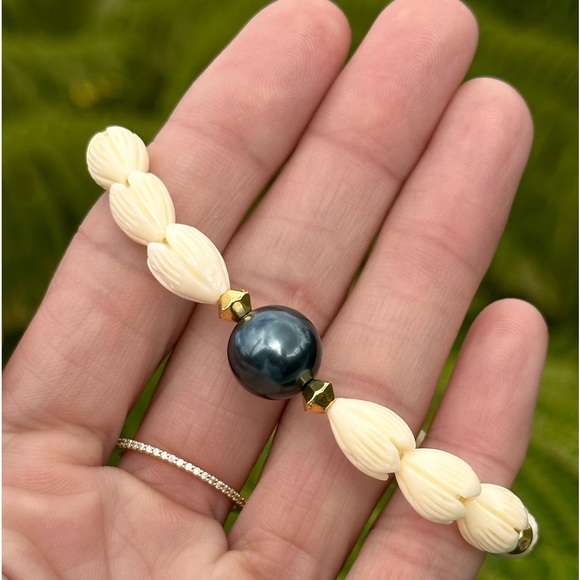 100A. Pīkake Shell hand carved flower bead & Swarovski Tahitian Pearl Bracelet - Picture 3 of 13
